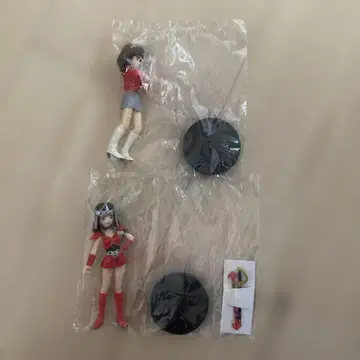 BANDAI 여아 인 유니폼 피규어 2체