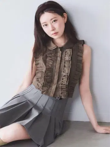 신상 새상품 택 포함 스나이델 슬리브리스 크롭 프릴 셔츠