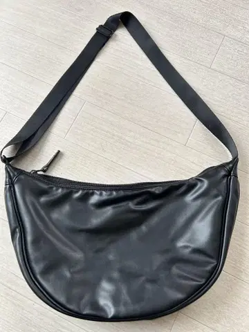 유니클로 C 레더 터치 라운드 숄더백