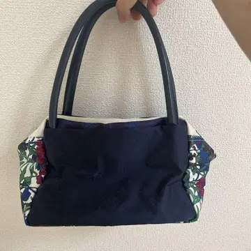 russet 네이비 꽃무늬 핸드백