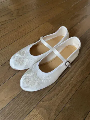화이트 자수 플랫슈즈