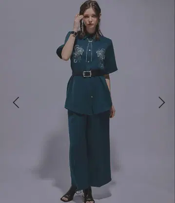 다크 블루 꽃무늬 자수 반팔 셔츠 와이드 팬츠 세트