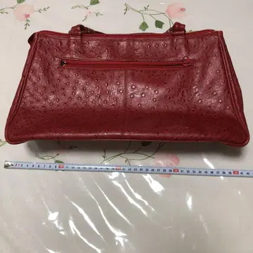 빨간색 가죽 핸드백 외부 포켓 부착