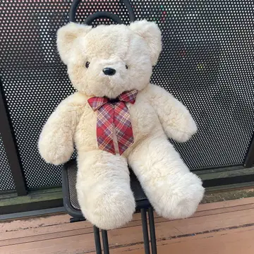 크림색의 빅 곰 봉제 인형