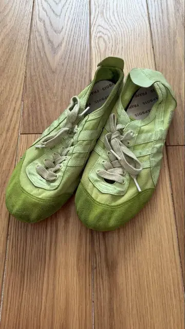 라이트 그린 스웨이드 스니커즈 플라보아
