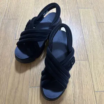 스포츠 샌들 크로스 스트랩 블랙