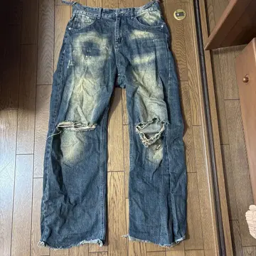 데미지 가공 다크 블루 데님 플레어 팬츠