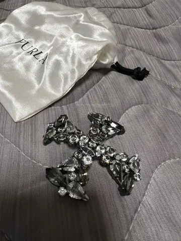 새상품급 크로스형 크리스탈 FURLA 브로치 수납 가방 포함