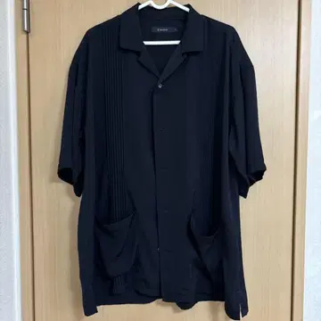 블랙 플리츠 반팔 셔츠