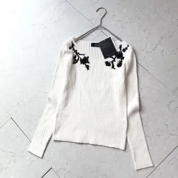 새상품 저스길리티 니트 비쥬 비즈 자수 2 화이트 택 포함