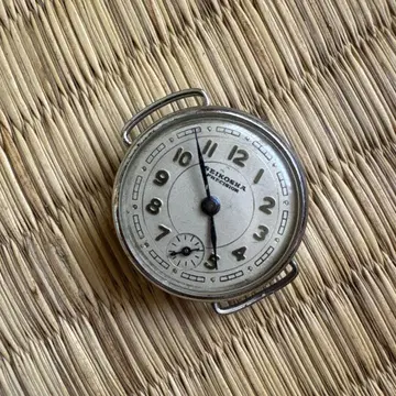 수동 와인딩 시계 작동 불량 개체로 판매합니다. 정크입니다.