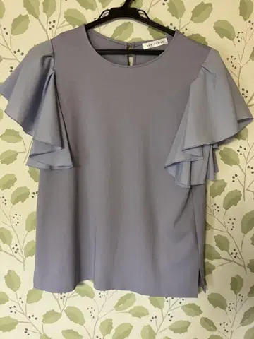 새상품급 연보라 프릴 소매 상의
