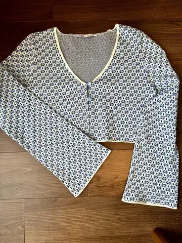 (ZARA) 파란색과 화이트 V넥 크롭 탑