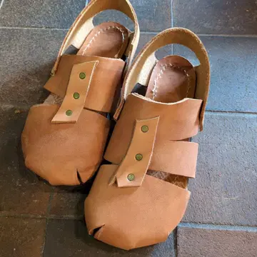 소다 코 씨의 가죽 신발 샌들
