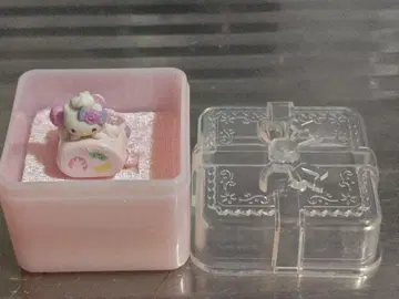 산리오 캐릭터즈 스위츠를 모티브로 한 반지 헬로키티