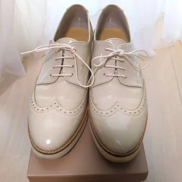 크림색 윙팁 레이스업 슈즈