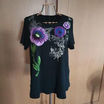 토쿠코 꽃무늬 자수 반팔 티셔츠 블랙