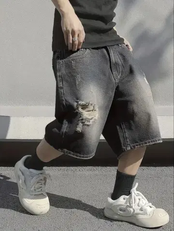 데미지 가공 다크 그레이 숏팬츠