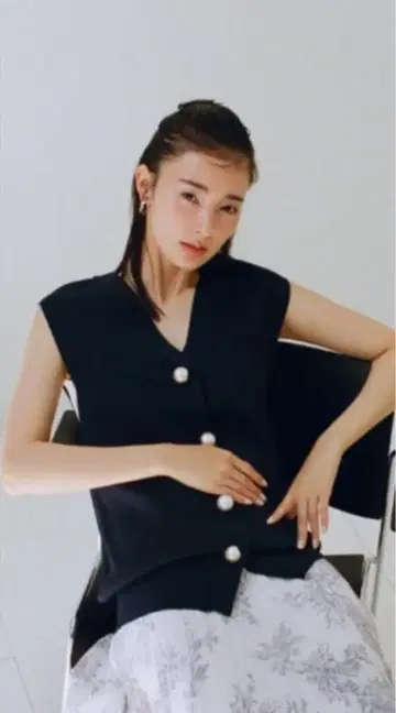 SNIDEl 펄 버튼 니트 베스트 네이비