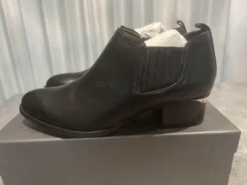 블랙 가죽 앵클부츠 골드 디테일