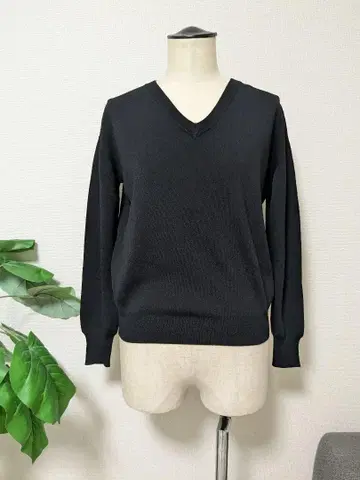 미사용품 블랙 V넥 긴팔 스웨터