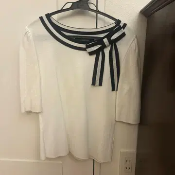 화이트 보타이 니트 반팔