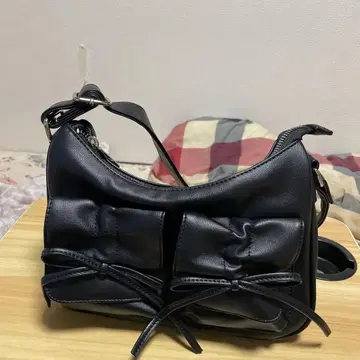 리본 포함 블랙 숄더백