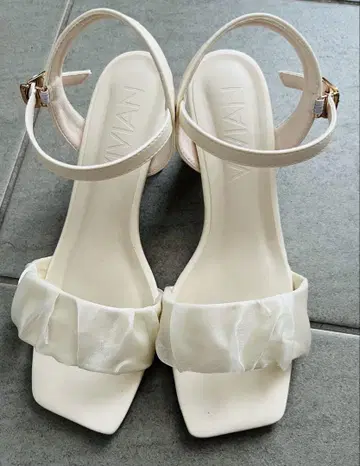 프릴 화이트 샌들 미디힐