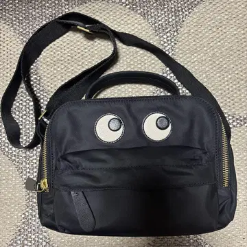 ANYA HINDMARCH 안야 힌드마치 아이즈 크로스바디 파우치