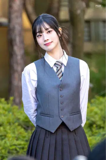 다현 코스프레 그레이 베스트와 플리츠 스커트 세트
