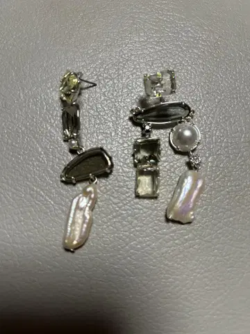 앤아더스토리즈(& Other Stories) 비대칭 귀걸이