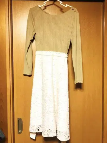 Swingle 베이지 리브 긴팔 레이스 원피스