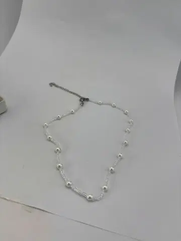 섬세한 디자인의 진주 목걸이