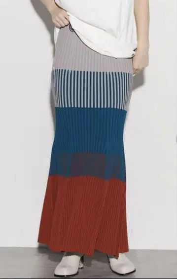 UN3D. 언쓰리디 랜덤 스트라이프 니트 스커트 OMMO