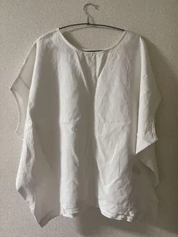 antique 돌먼 상의 화이트 반팔