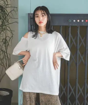 JEANASIS 아시메 숄더 슬릿 TEE 화이트