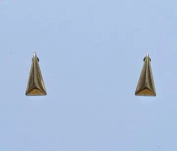 삼각형 디자인 스터드 귀걸이 K10