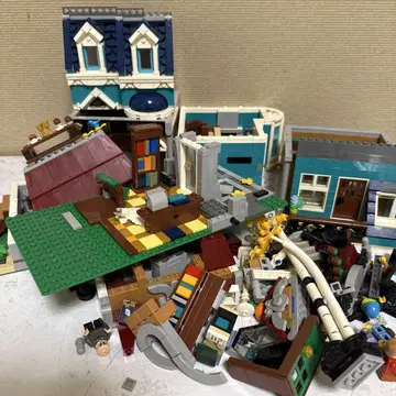 LEGO 10270 bookshop