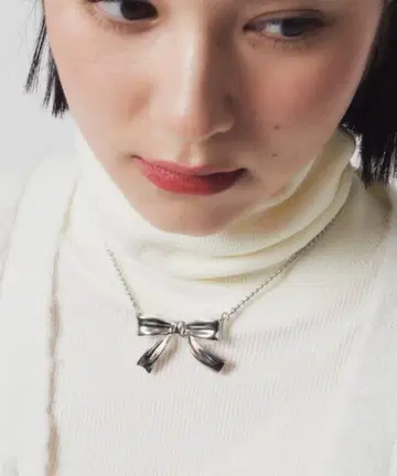 빅 리본 모티브 목걸이 whim