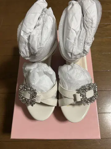 Bridget Birkin 비쥬 장식 화이트 웨지 샌들