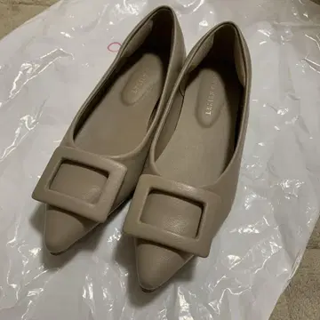 버클 모티브 플랫 펌프스 그레이지 스무스