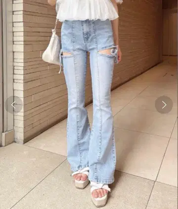 INGNI 사이드 리본 컷 아웃 플레어 데님 팬츠