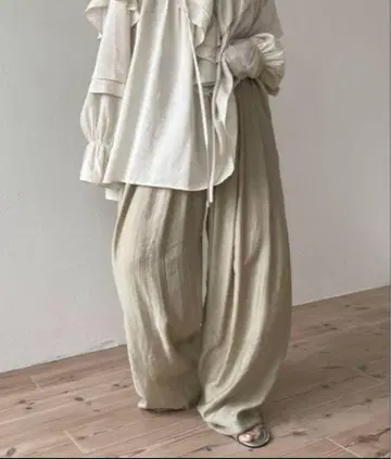 새상품급 wee9s 허리밴딩 릴랙스 매트 새틴 팬츠 beige