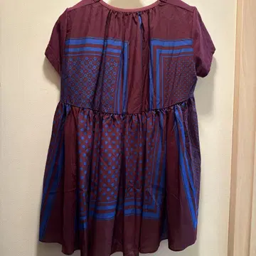 sacai 백 플레어 상의 버건디