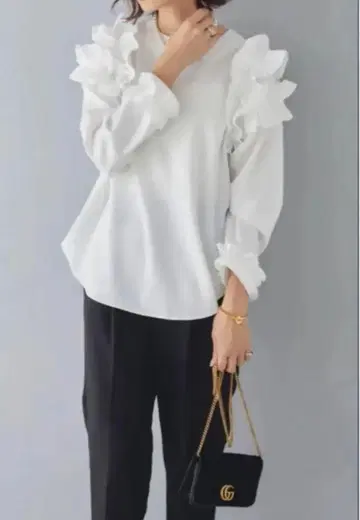 컨셔스 숄더 프릴 풀오버 화이트 플라네 Frene 같은 형태