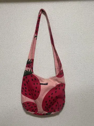 마리메꼬 marimekko 딸기 무늬 숄더백 핑크