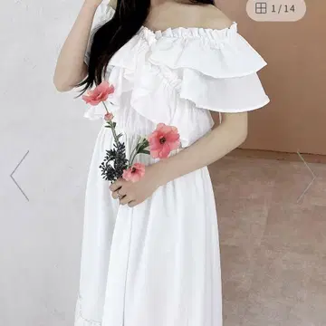 화이트 오프숄더 롱 원피스