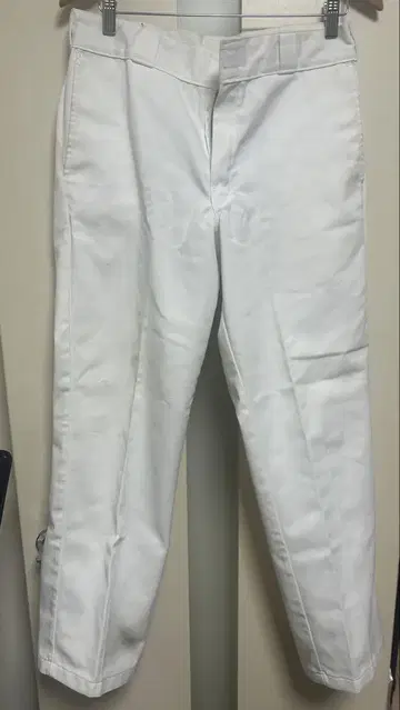 Dickies 874 화이트 워크 팬츠 백 포켓 부착