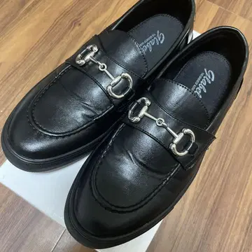 블랙 로퍼 금장 장식