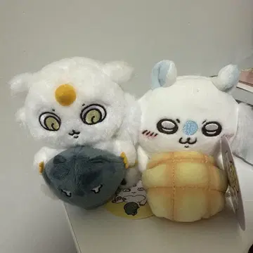치이카와 데스크탑에서 지켜보는 걸이 봉제인형 모몽가 아노코